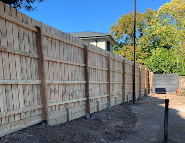 Professional fencing team working on a Mornington Peninsula home, showcasing quality workmanship and attention to detail